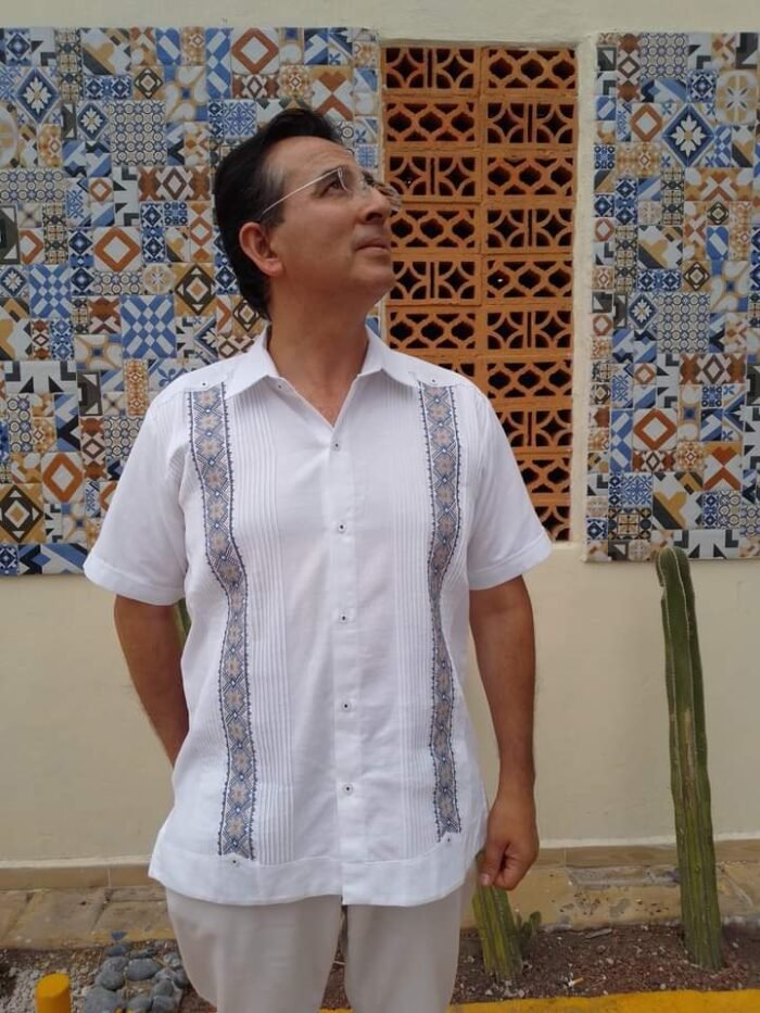 3fee3a49-8ae2-4290-837f-b77fb738ea63 Guayabera Santos